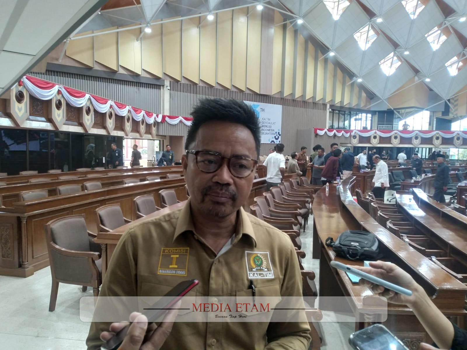 Ketua Pansus Raperda RTRW Kaltim, Baharuddin Demmu saat diwawancarai awak media (Foto Iswanto Mediaetam.com).