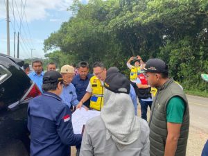 Komisi III DPRD Kaltim saat meninjau ruas jalan di Bengalon, Kutai Timur (Foto Ist).
