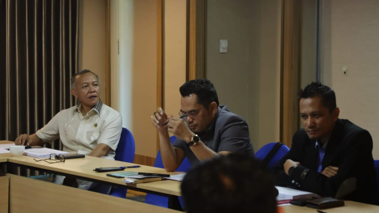 Pansus pengelolaan keuangan daerah DPRD Kaltim saat melaksanakan RDP (Foto Istimewa).
