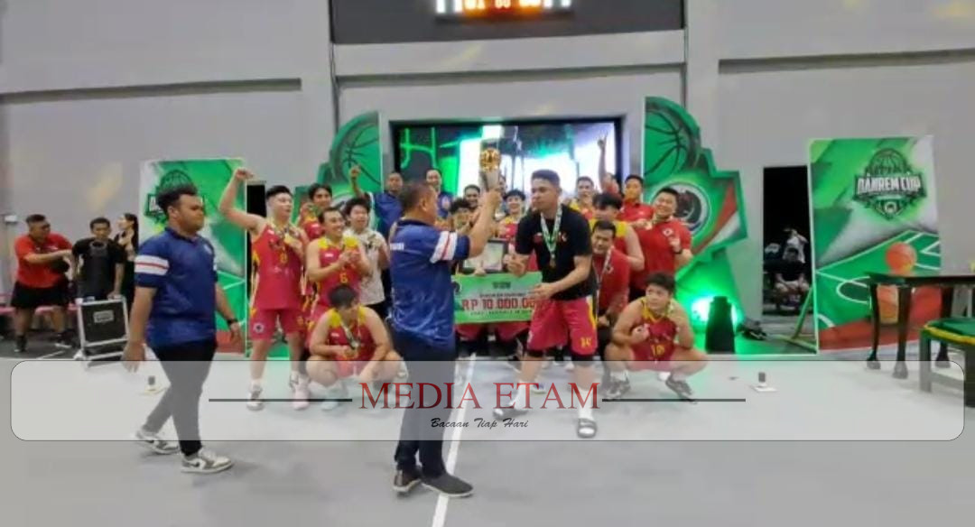 Penyerahan Piala Kepada Pemenang Danrem Cup 2023 (Idham, Mediaetam.com)