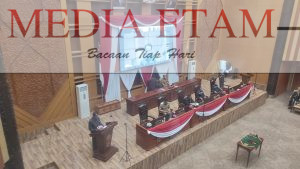 Suasana rapat paripurna DPRD kota Samarinda, Wakil Ketua DPRD Subandi (kiri) di podium saat menyampaikan saran dan masukan terhadap rancangan perubahan RPJMD kota Samarinda (Idham, Mediaetam.com)