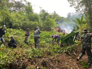 Tampak Anggota TNI bersama masyarakat saat melaksanakan kegiatan karya bakti di Kampung Batu Majang (Foto Istimewa).