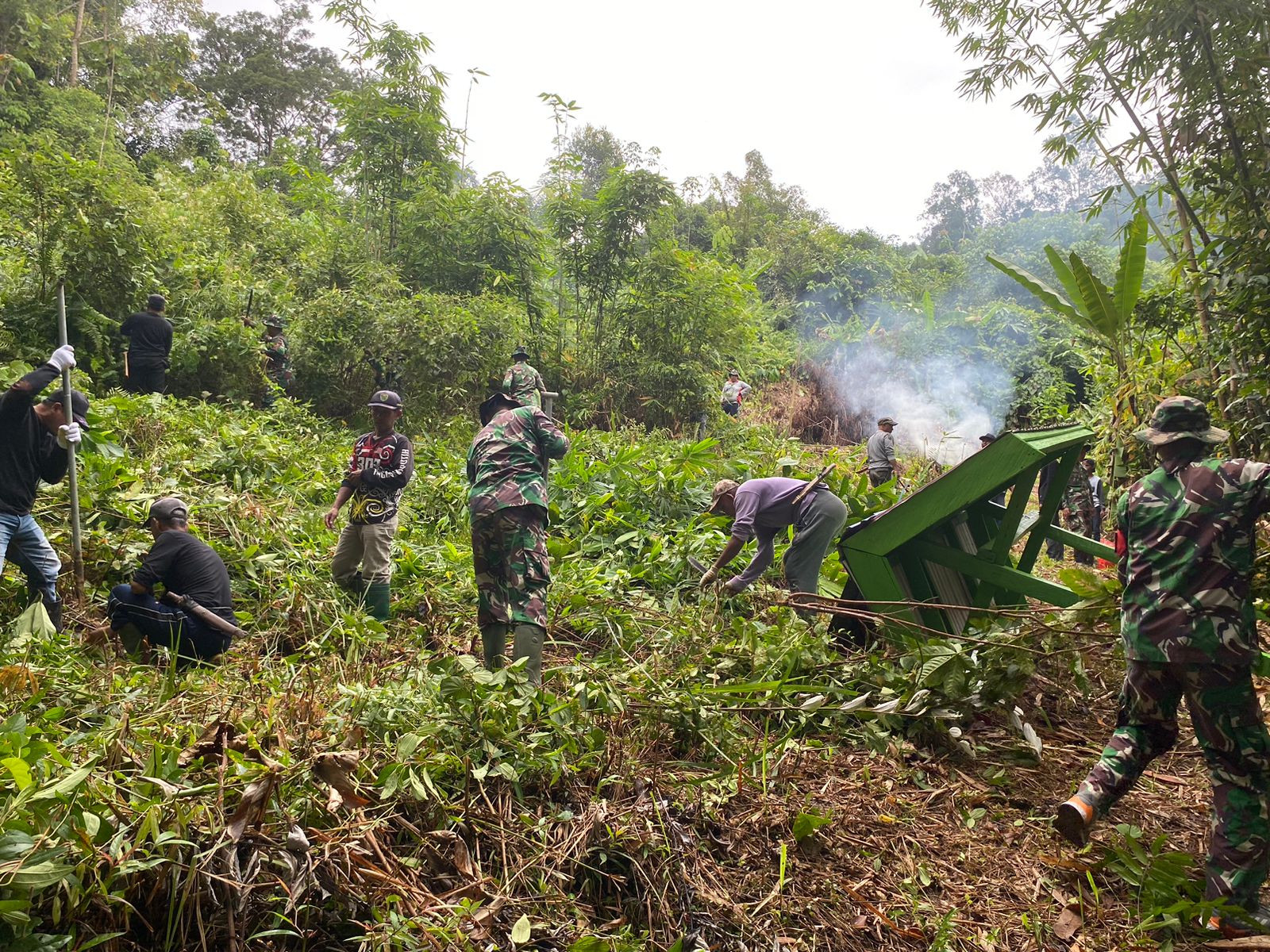 Tampak Anggota TNI bersama masyarakat saat melaksanakan kegiatan karya bakti di Kampung Batu Majang (Foto Istimewa).