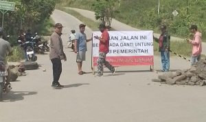 Tampak sejumlah warga memasangkan spanduk penutupan Jalan H Nusyirwan Ismail di Ring Road II (Foto Istimewa).