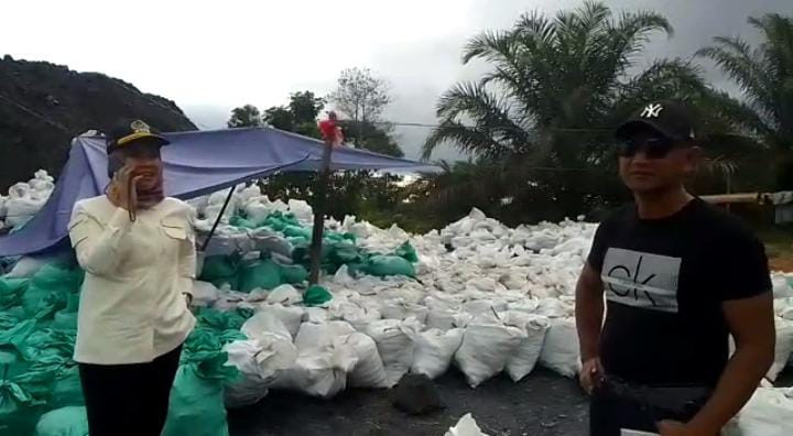 Tumpukan batu yang dimasukkan ke dalam karung diduga hasil aktivitas ilegal (Foto Istimewa).