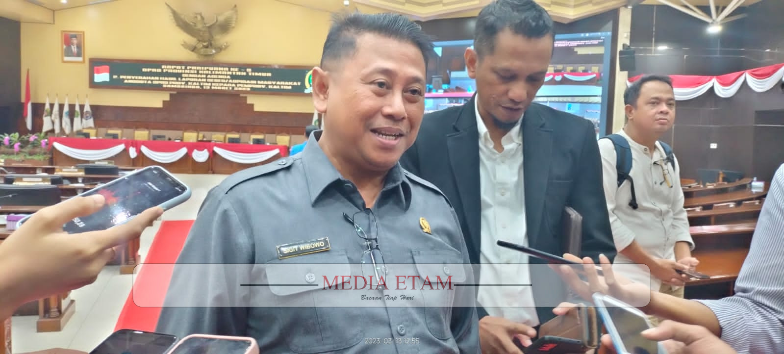 Wakil ketua DPRD Kalimantan Timur, Sigit Wibowo saat diwawancarai awak media (Foto Iswanto, Mediaetam.com).