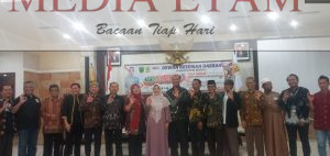 Bupati Berau, Sri Juniarsih bersama Dinas Kebudayaan dan Pariwisata (Disbudpar) Berau dan Pengurus DKD Berau saat kegiatan Ngobrastani di Balai Mufakat, Tanjung Redeb, pada Minggu (26/2/2023). [Christian / Mediaetam.com]