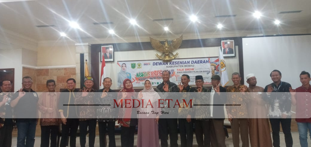 Bupati Berau, Sri Juniarsih bersama Dinas Kebudayaan dan Pariwisata (Disbudpar) Berau dan Pengurus DKD Berau saat kegiatan Ngobrastani di Balai Mufakat, Tanjung Redeb, pada Minggu (26/2/2023). [Christian / Mediaetam.com]