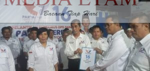 Momen penyerahan SK DPD Partai Perindo oleh Ketua Dewan Pertimbangan Partai Perindo Pusat, Mahyudin (kanan), kepada Ketua DPD Partai Perindo, Agus Uriansyah (kiri). [Christian / Mediaetam.com]