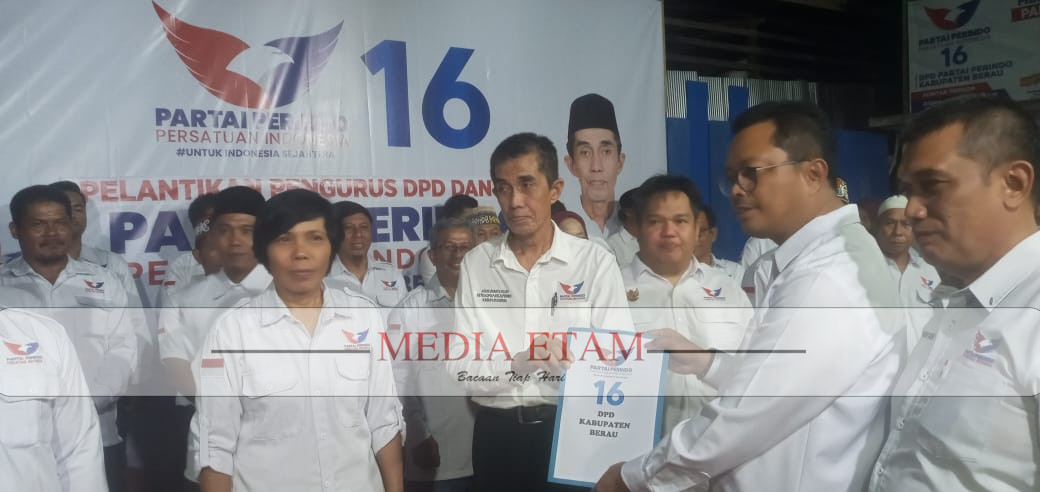 Momen penyerahan SK DPD Partai Perindo oleh Ketua Dewan Pertimbangan Partai Perindo Pusat, Mahyudin (kanan), kepada Ketua DPD Partai Perindo, Agus Uriansyah (kiri). [Christian / Mediaetam.com]