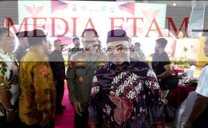 Wakil Bupati Berau, Gamalis (depan) bersama para peserta pembinaan teknis tiga pilar pemerintah desa. [Prokopim Setkab Berau / Mediaetam.com]