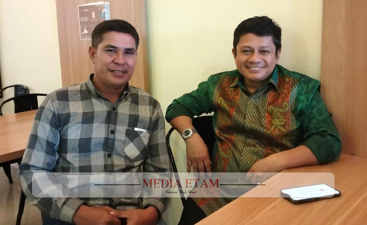 Salah satu kandidat Bakal Calon Ketua Umum KONI Berau, Taupan Madjid (kanan) bersama Pengurus Bidang Organisasi Perkumpulan Binaraga dan Fitness Indonesia (PBFSI) Berau, Yohanes Lawa (kiri). [Tim Redaksi / Mediaetam.com]