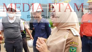 Bupati Berau, Sri Juniarsih saat memantau kondisi mesin di PLTU Lati, Senin (6/3/2023). [Elton Wada / Mediaetam.com]