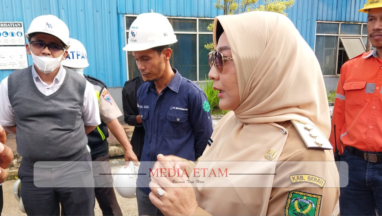 Bupati Berau, Sri Juniarsih saat memantau kondisi mesin di PLTU Lati, Senin (6/3/2023). [Elton Wada / Mediaetam.com]