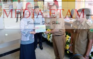 Kepala Kampung Sei Bebanir Bangun, Muhammad Rasatkan (kanan) saat bersama Bupati Berau, Sri Juniarsih (kiri) pada agenda Musrenbang Kecamatan Sambaliung, Kamis (9/3/2023). [Christian / Mediaetam.com]
