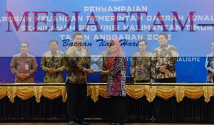 Penyerahan Laporan Keuangan Pemerintah Daerah (LKPD) Tahun Anggaran 2022 oleh Bupati Berau, Sri Juniarsih (kanan) kepada Kepala BPK Perwakilan Kaltim, Agus Priyono (kiri). [Prokopim Setkab Berau / Mediaetam.com]