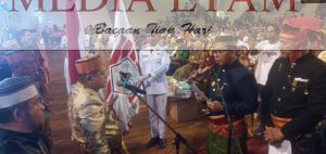 Taupan Madjid (Kiri) saat dilantik sebagai Ketua KKSS Berau periode 2022-2027 bersama pengurus lainnya oleh BPW KKSS Kaltim di Gor Pemuda, Tanjung Redeb, pada Sabtu (11/3/2023). [Christian / Mediaetam.com]