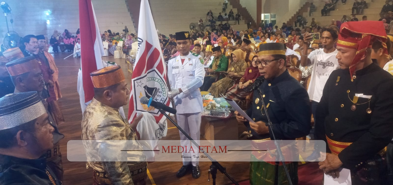 Taupan Madjid (Kiri) saat dilantik sebagai Ketua KKSS Berau periode 2022-2027 bersama pengurus lainnya oleh BPW KKSS Kaltim di Gor Pemuda, Tanjung Redeb, pada Sabtu (11/3/2023). [Christian / Mediaetam.com]