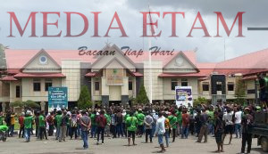 Unjuk rasa para buruh yang tergabung dalam F HUKATAN-KSBSI Berau di Kantor Bupati Berau, Tanjung Redeb, pada Selasa (14/3/2023). [Christian / Mediaetam.com]