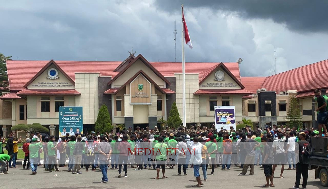 Unjuk rasa para buruh yang tergabung dalam F HUKATAN-KSBSI Berau di Kantor Bupati Berau, Tanjung Redeb, pada Selasa (14/3/2023). [Christian / Mediaetam.com]