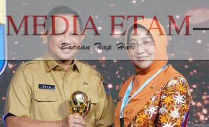 Bupati Berau, Sri Juniarsih (Kanan) bersama Menteri Dalam Negeri RI (Kiri) saat menerima penghargaan UHC Award 2023, Selasa (14/3/2023). [Prokopim Setkab Berau / Mediaetam.com]