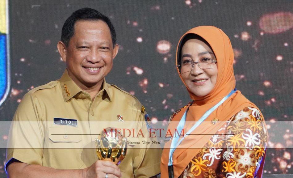 Bupati Berau, Sri Juniarsih (Kanan) bersama Menteri Dalam Negeri RI (Kiri) saat menerima penghargaan UHC Award 2023, Selasa (14/3/2023). [Prokopim Setkab Berau / Mediaetam.com]