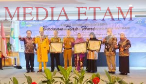 Jajaran Dinas Perpustakaan dan Kearsipan Kabupaten Berau bersama Kesultanan Gunung Tabur saat menerima 3 penghargaan di Rakorda Perpustakaan dan Kearsipan Provinsi Kaltim 2023. [Prokopim Setkab Berau / Mediaetam.com]