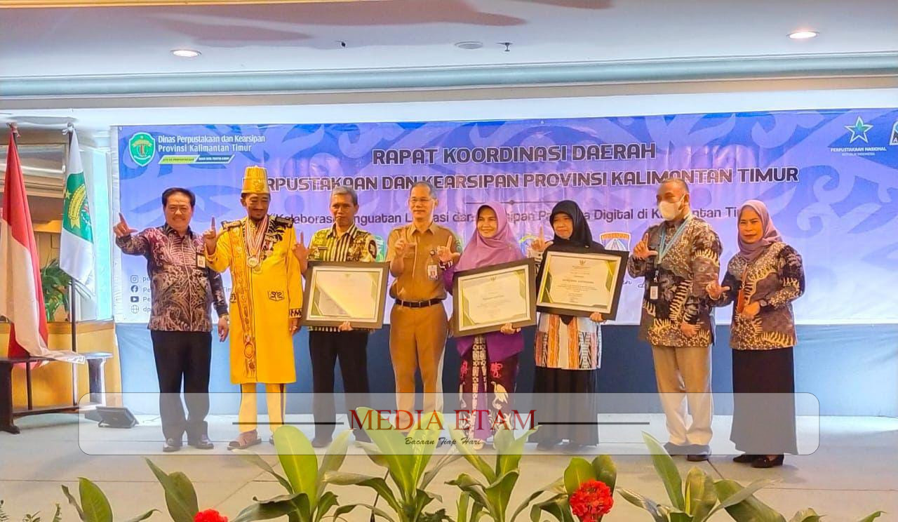 Jajaran Dinas Perpustakaan dan Kearsipan Kabupaten Berau bersama Kesultanan Gunung Tabur saat menerima 3 penghargaan di Rakorda Perpustakaan dan Kearsipan Provinsi Kaltim 2023. [Prokopim Setkab Berau / Mediaetam.com]