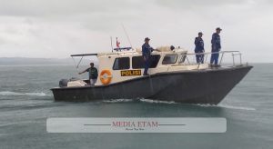 Jajaran personil Satpolairud Polres Berau tengah berupaya melakukan pencarian tubuh MR (10) yang hilang di Muara Pantai Labuan Cermin sejak Minggu (12/3/2023). [Dok. BPBD Berau / Mediaetam.com]