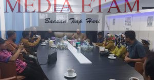 Sejumlah guru PPPK dan penyuluh hadir di Rumah Dinas Ketua DPRD Berau, Madri Pani untuk menyampaikan keresahan mereka terkait pengurangan TPP tahun 2023. [Elton Wada / Mediaetam.com]