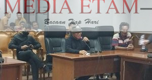 Kepala Kampung Gunung Sari, M. Jabir (depan, tengah) saat menyampaikan pendapatnya terkait kehadiran PT BAA di Gunung Sari, Kecamatan Segah, Selasa (21/03/2023). [Elton Wada / Mediaetam.com]