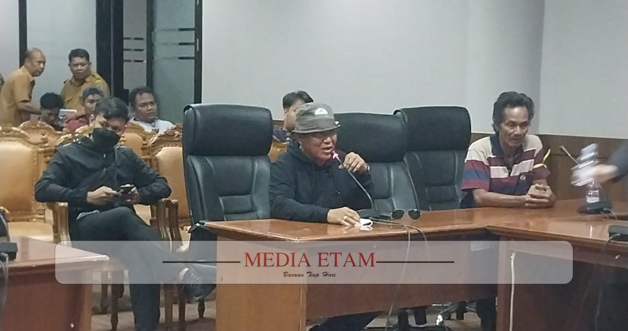 Kepala Kampung Gunung Sari, M. Jabir (depan, tengah) saat menyampaikan pendapatnya terkait kehadiran PT BAA di Gunung Sari, Kecamatan Segah, Selasa (21/03/2023). [Elton Wada / Mediaetam.com]