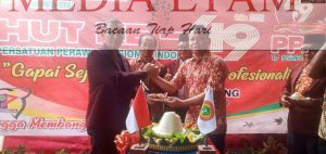 Ketua DPD PPNI Berau, Ns. Mulkin (Kiri) dan Ketua HUT ke-49 PPNI Berau, Wahyudi (Kanan). [Christian / Mediaetam.com]