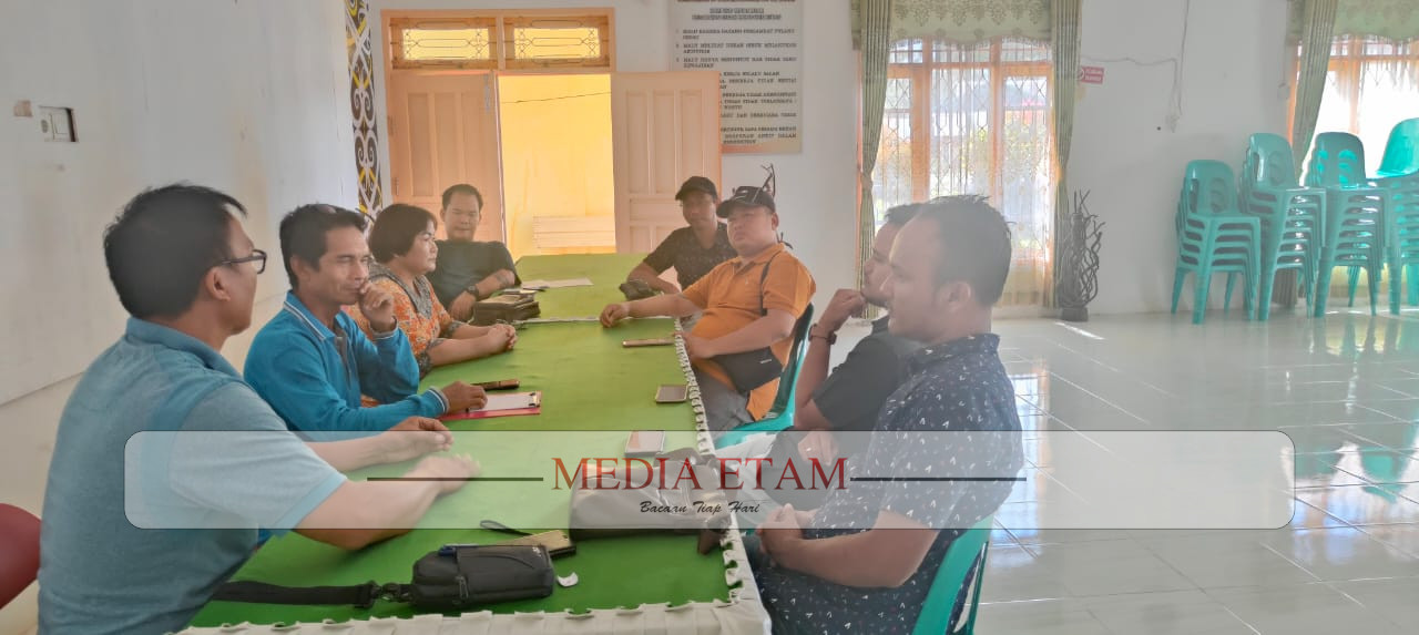 Empat orang perwakilan PT BAA yang mendatangi Kepala Koperasi Bukit Karya Tepian Buah dan bertemu Kakam Tepian Buah, Surya Emi, Kamis (23/3/2023). [Dokumen Tepian Buah / Mediaetam.com]