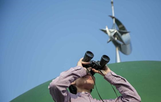 Petugas Masjid Al-Musyariin mengamati posisi hilal menggunakan teropong saat Rukyatul Hilal di Jakarta, Minggu (1/5/2022). Pemantauan hilal yang dilakukan menggunakan teropong tersebut memastikan Idul Fitri 1443 H jatuh pada 2 Mei 2022. (Liputan6.com)