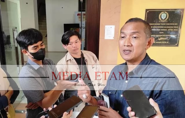 Anggota DPRD Kalimantan Timur, Agiel Suwarno saat diwawancarai awak media (Foto Iswanto,Mediaetam.com).