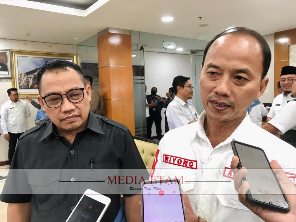 Asisten II Setkab Kukar, Wiyono (kanan) dan Sekretaris Komisi III DPRD Kaltim, Sarkowi V Zahri (kiri). (Indah, Mediaetam.com)