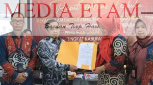 Ketua KPU Berau, Budi Harianto (kedua dari kiri) saat menyerahkan draft hasil Rekapitulasi DPHP dan DPS Pemilu 2024 kepada Bawaslu Kabupaten Berau. [Christian / Mediaetam.com]