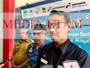 SKK Migas Perwakilan Kalimantan, Sulawesi Faizal Abdi bersama Asisten I Setkab Kukar Akhmad Taufik Hidayat. (Indah, Mediaetam.com)