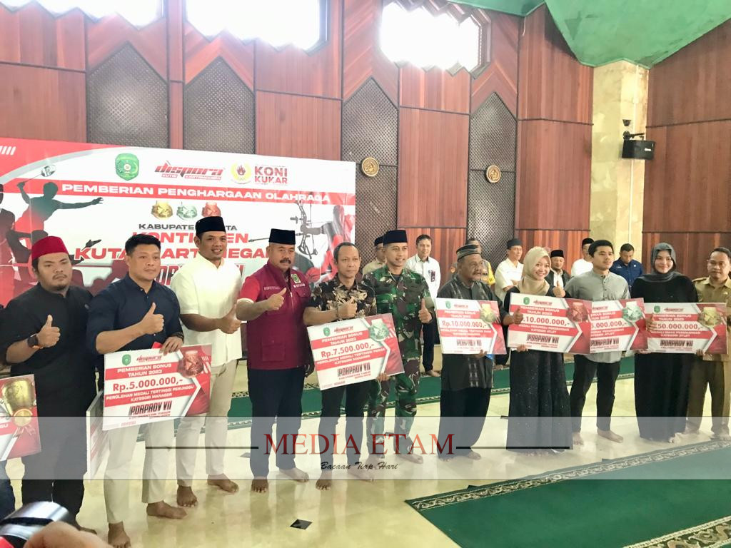 Pemberian penghargaan Olahraga Kukar. (Indah, Mediaetam.com)