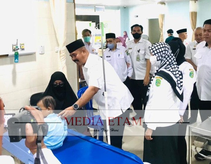 Bupati Kukar, Edi Damansyah bersama jajaran saat mengunjungi RSUD AM Parikesit. (Indah, Mediaetam.com)