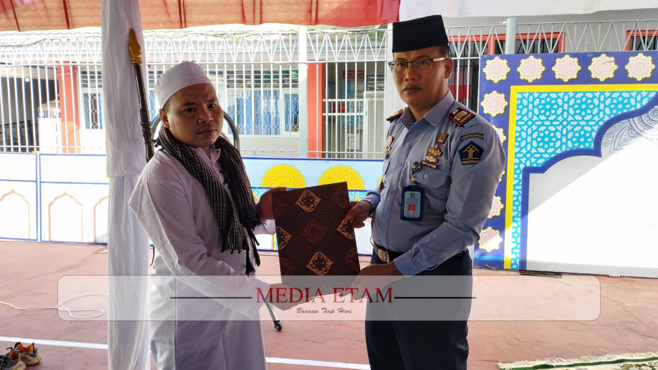 Penyerahan remisi kepada 462 WBP oleh Kepala Rutan Kelas IIB Tanjung Redeb, Puang Dirham. [Christian / Mediaetam.com]