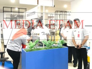 Kepala DPMTSP Bambang Arwanto bersama Bupati Kukar, Edi Damansyah dan Sekda Kukar, Sunggono di MPP Kukar. (Indah, Mediaetam.com)