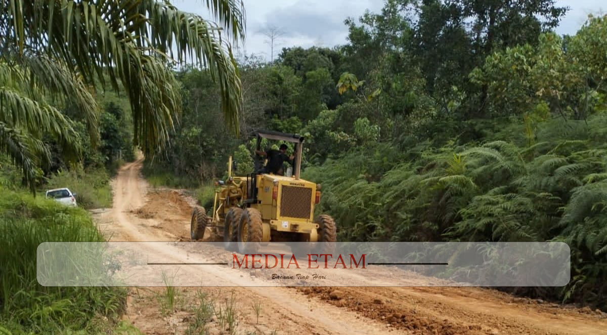 Alat berat PT HSLL yang didatangkan dari Km 35 Sei Medang sedang bekerja memperbaiki jalan poros Siduung Indah. [Prokopim Setkab Berau / Mediaetam.com]