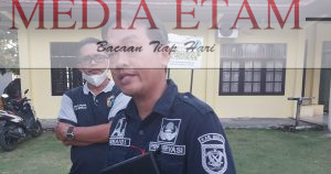 Kabid Preservasi Jalan dan Jembatan pada DPUPR Berau, Junaidi (depan). [ Elton Wada / Mediaetam.com]