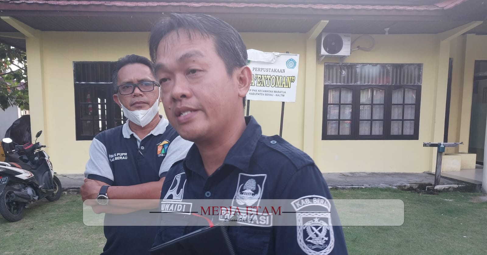 Kabid Preservasi Jalan dan Jembatan pada DPUPR Berau, Junaidi (depan). [ Elton Wada / Mediaetam.com]