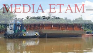Aktivitas bongkar muat batu pecah di kawasan Jalan Pulau Sambit, Tanjung Redeb.