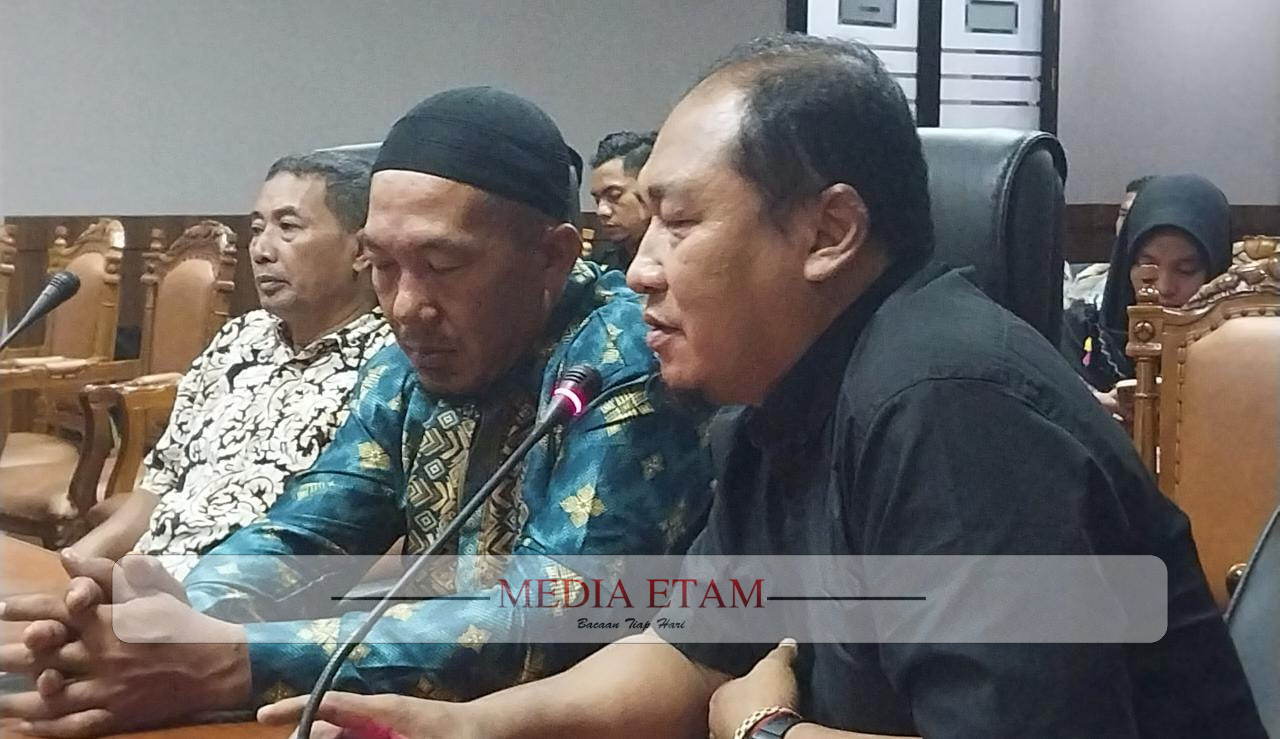 Pendamping PKL pada 6 koordinator wilayah di Kabupaten Berau, Yozzie Prize Avidad (paling kanan). [Elton Wada / Mediaetam.com]