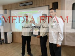 Penghargaan 30 Tahun Pengabdian kepada Syahrudin Noor, Shipping Dept