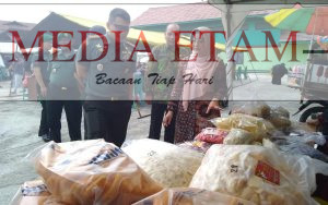 Bupati Berau, Sri Juniarsih (kanan) bersama Dandim 0902/BRU, Letkol (Inf) Dony Fatra (kiri) saat meninjau langsung bazar murah ramadhan. [Christian / Mediaetam.com]